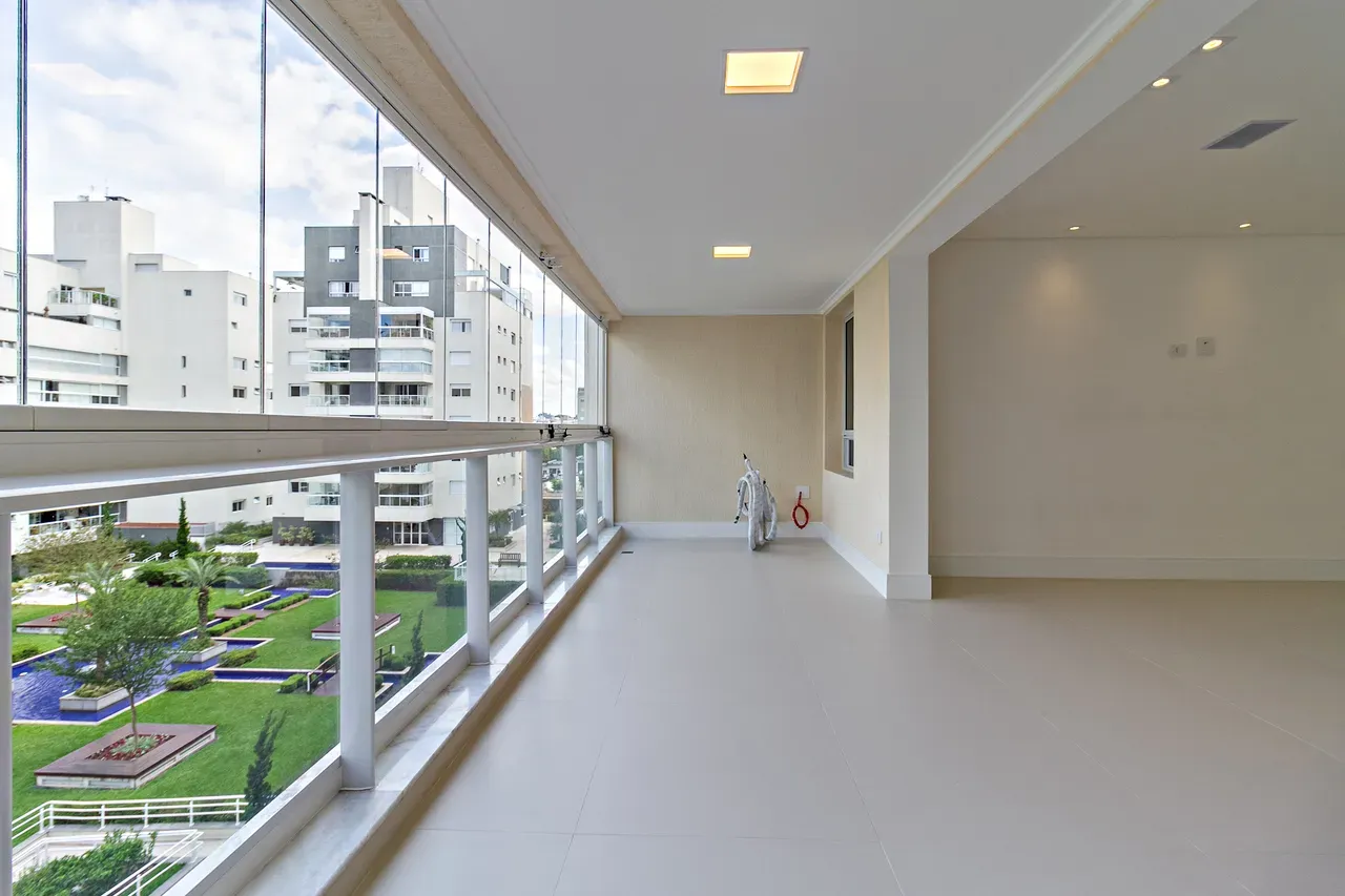 Balcony with a grill in a 4-bedroom apartment, 158 m² — photo 3