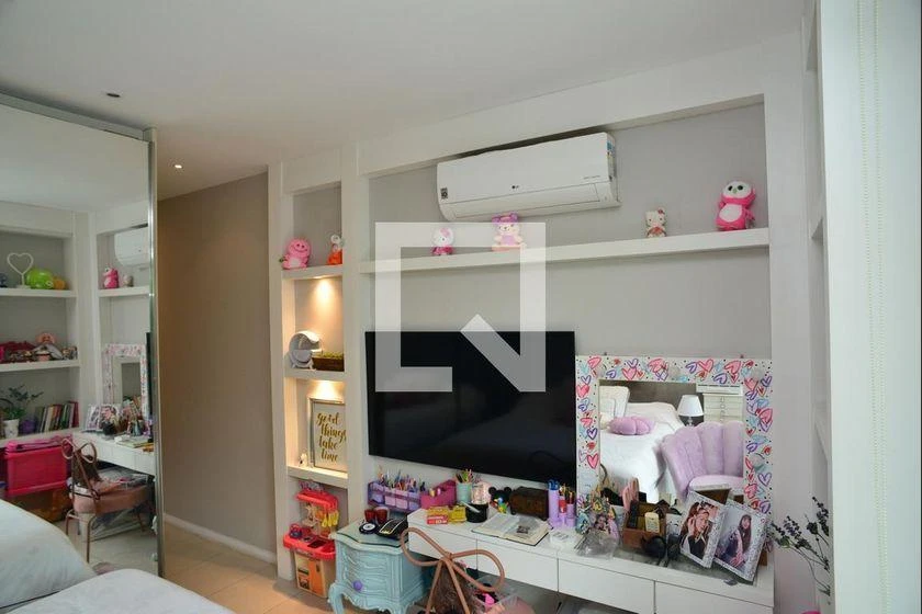 298 m² rental apartment with 4 en-suite bedrooms and balcony — photo 50