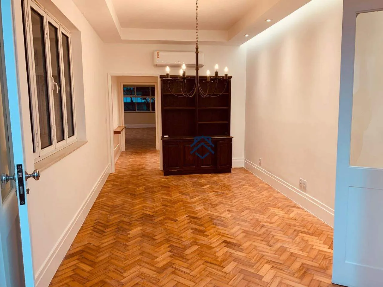 Walk-in closet in a 4-bedroom apartment, 180 m² — photo 8