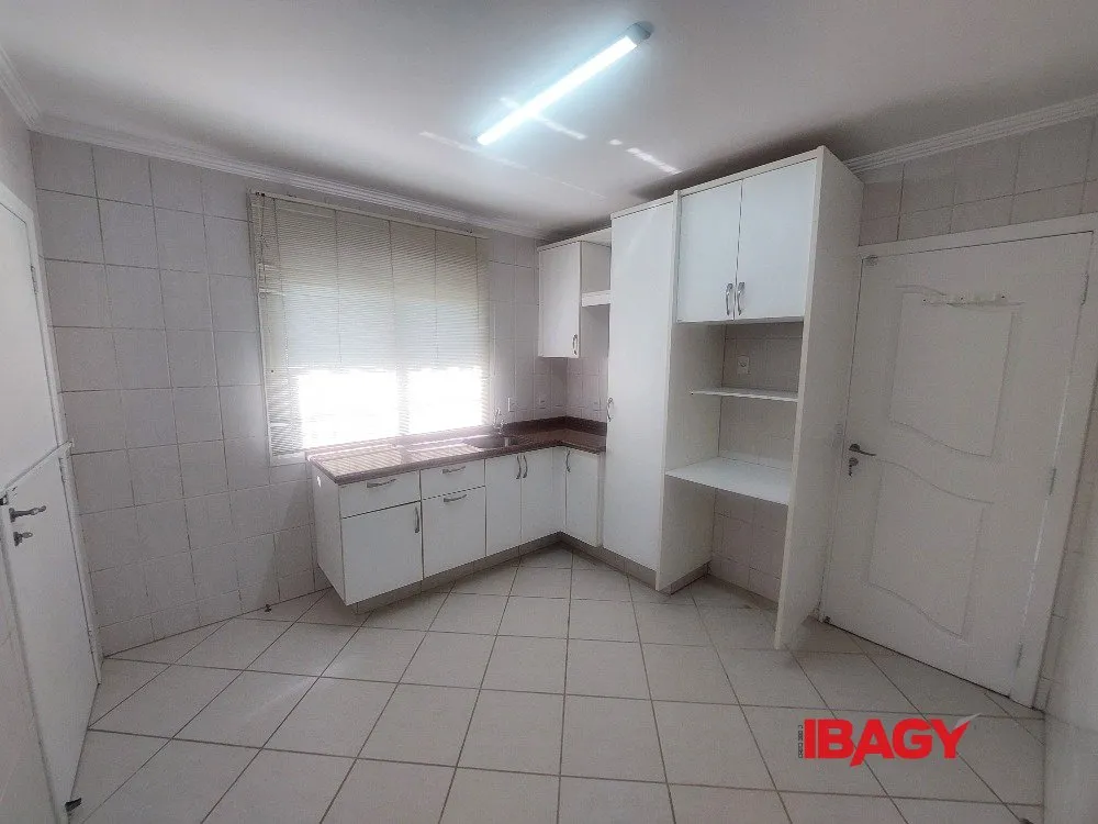 Furnished house with 5 bedrooms on 5200 m² — photo 51