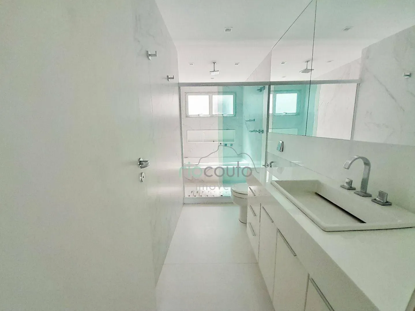 Apartment with 4 bedrooms and a balcony — photo 37