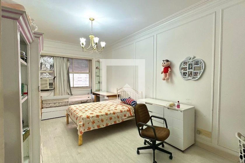 Glass-enclosed balcony in a 4-bedroom apartment, 403 m² — photo 46