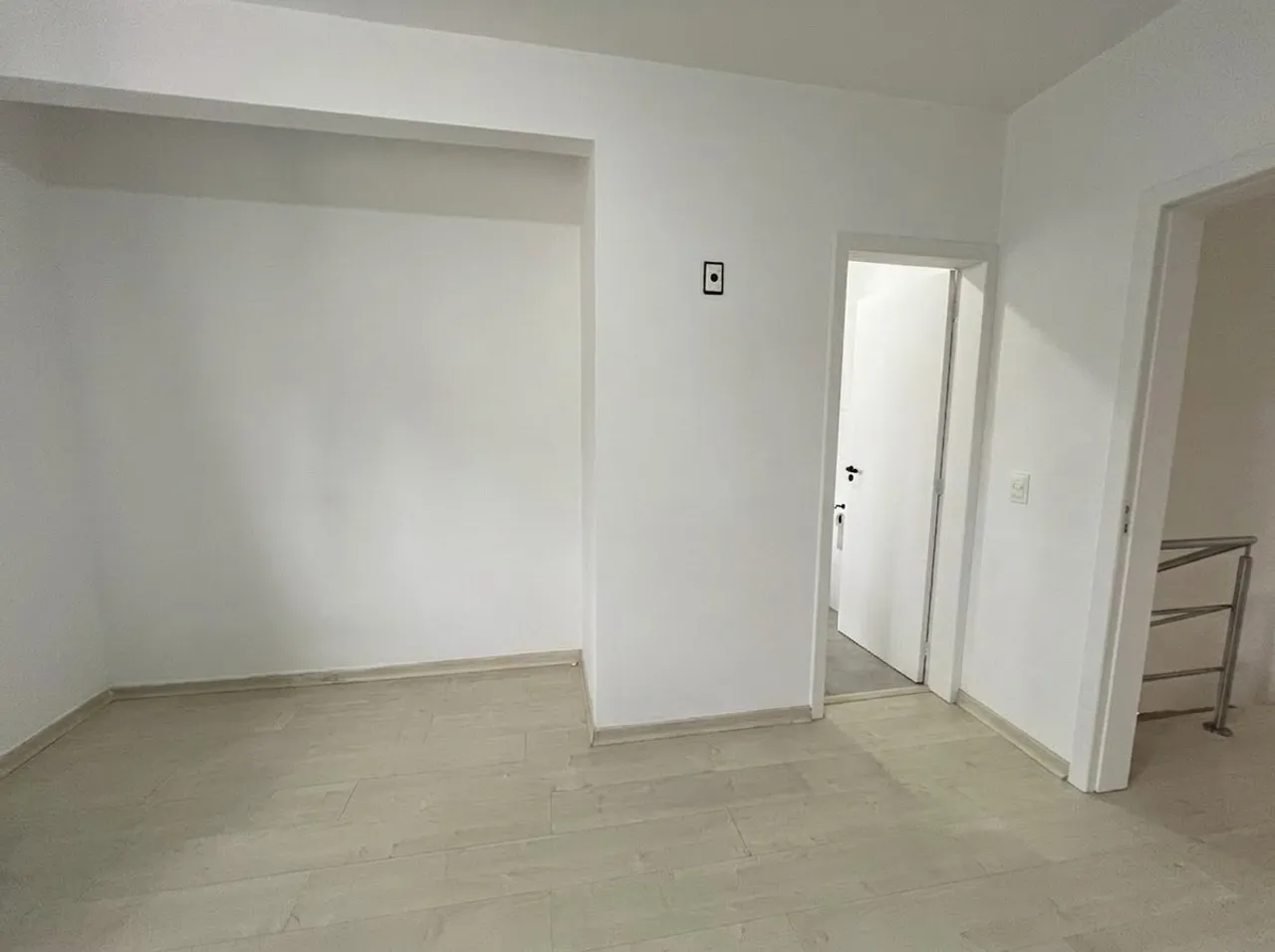 Balcony with a grill in a 2-bedroom house, 120 m² — photo 16