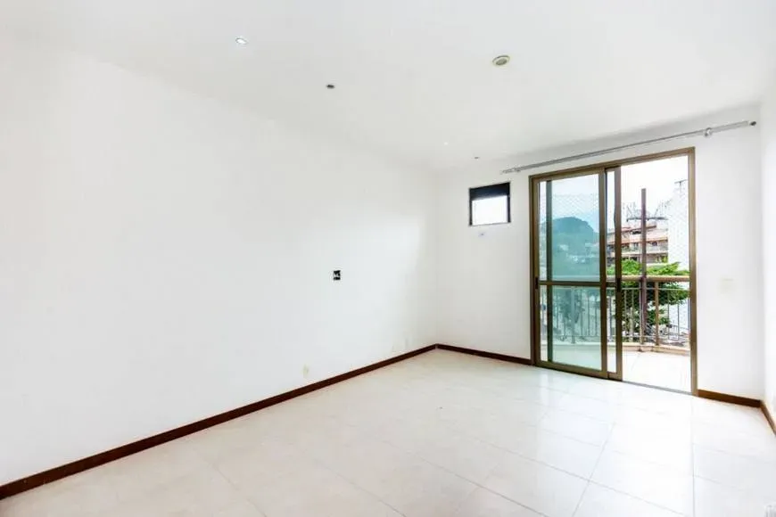 183 m² apartment with a walk-in closet and a bathtub — photo 14