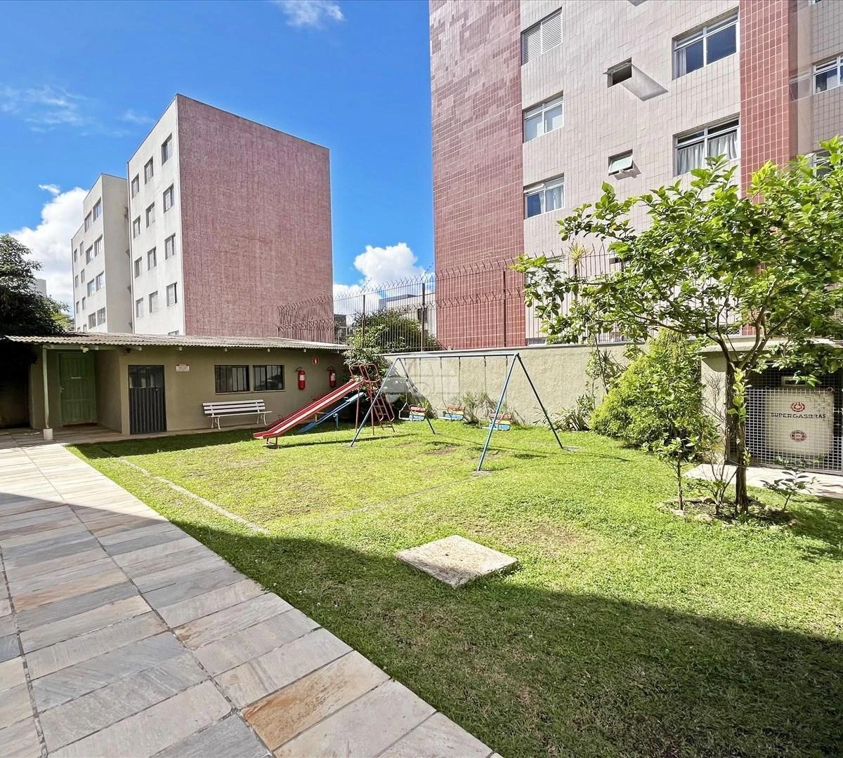 2-bedroom apartment with wood or laminate floors in Curitiba — photo 16