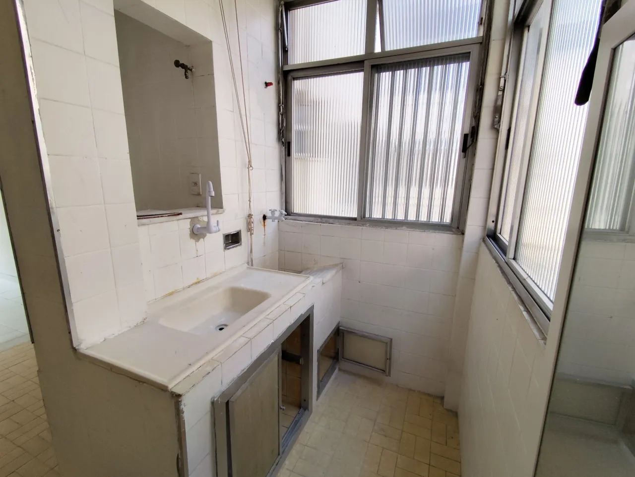 Apartment with 2 bedrooms and a glass shower enclosure — photo 7
