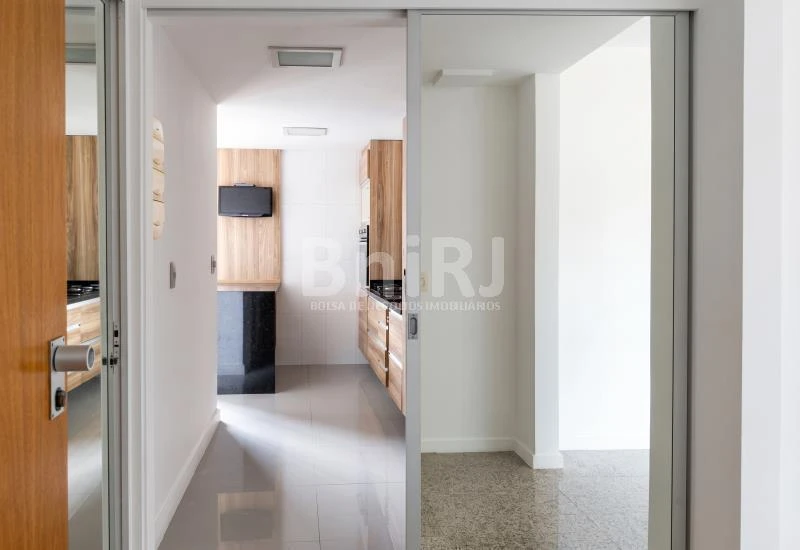 3-bedroom apartment in a building with a pool — photo 6