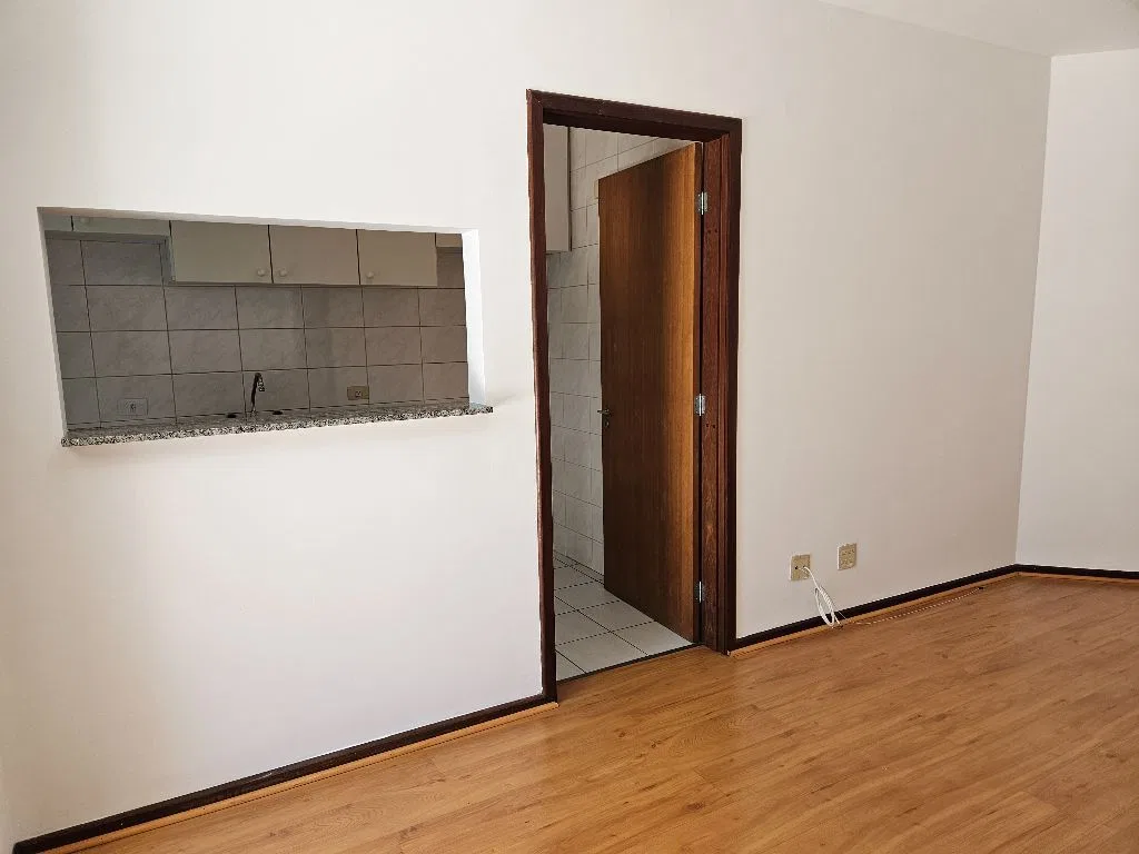 Balcony with a grill in a one-bedroom apartment, 62 m² — photo 2