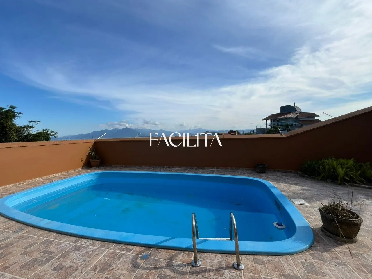Furnished 456 m² house with 3 en-suite bedrooms and pool — photo 97