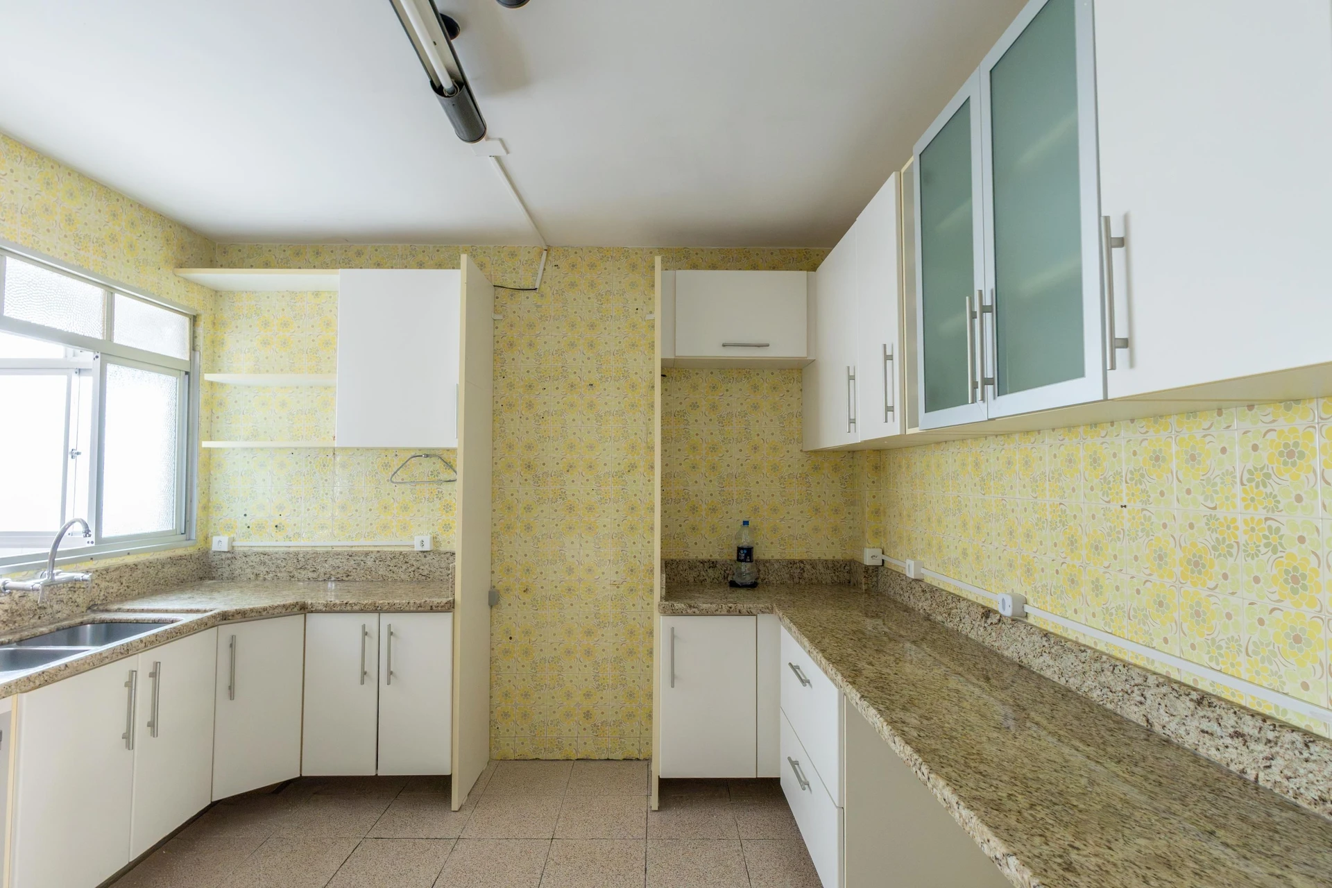 Furnished apartment, 283 m², with a glass-enclosed balcony — photo 2