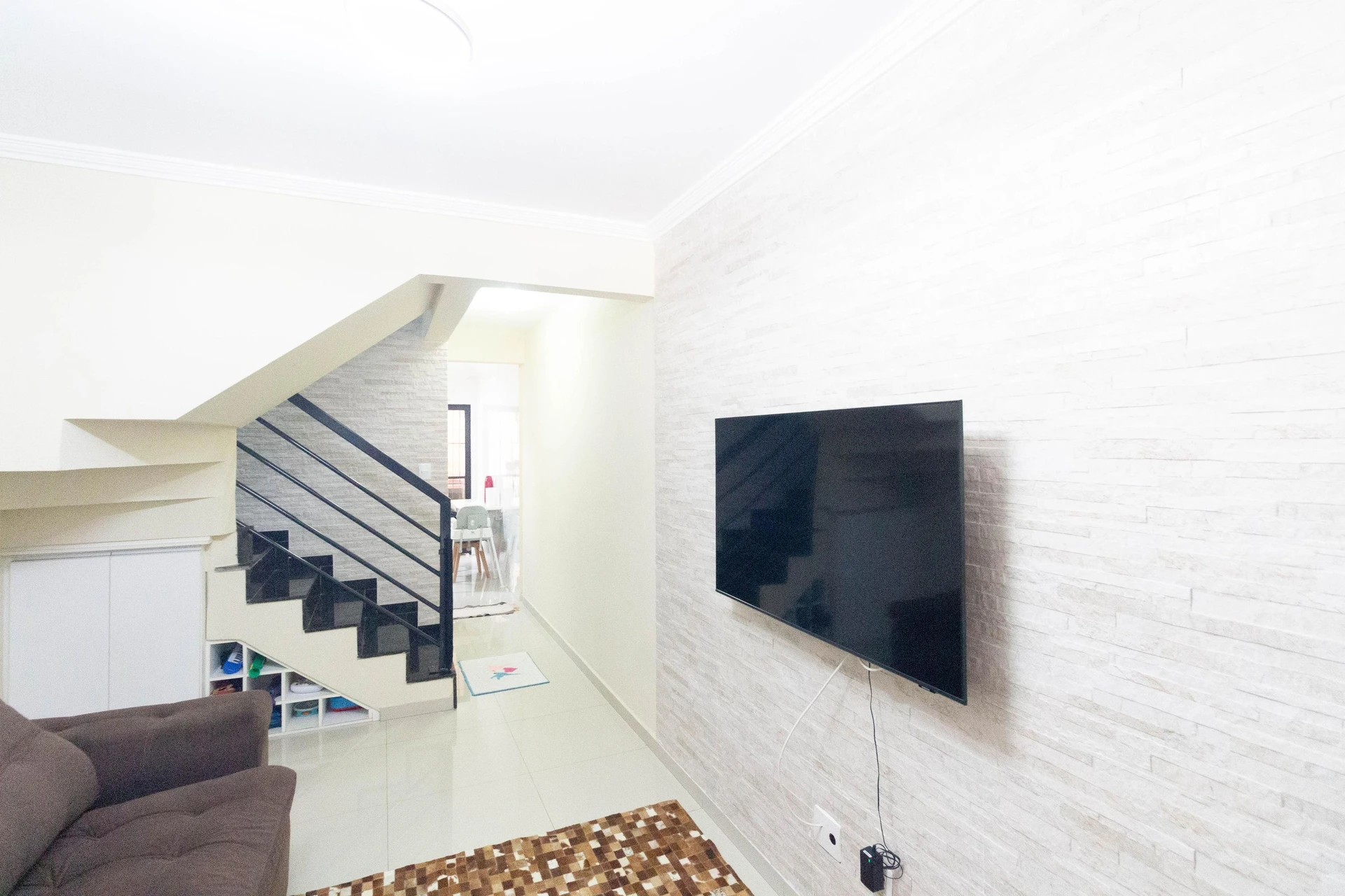 Balcony with a grill in a 2-bedroom house, 80 m² — photo 21