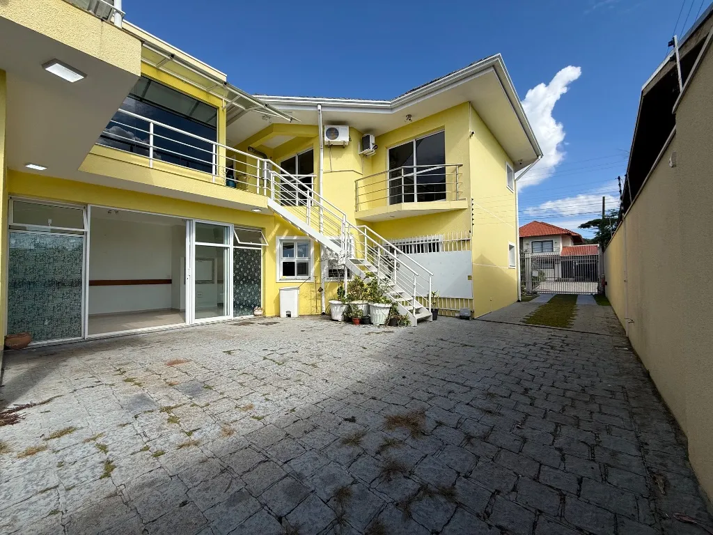 3-bedroom house with a bathtub in Curitiba — photo 29