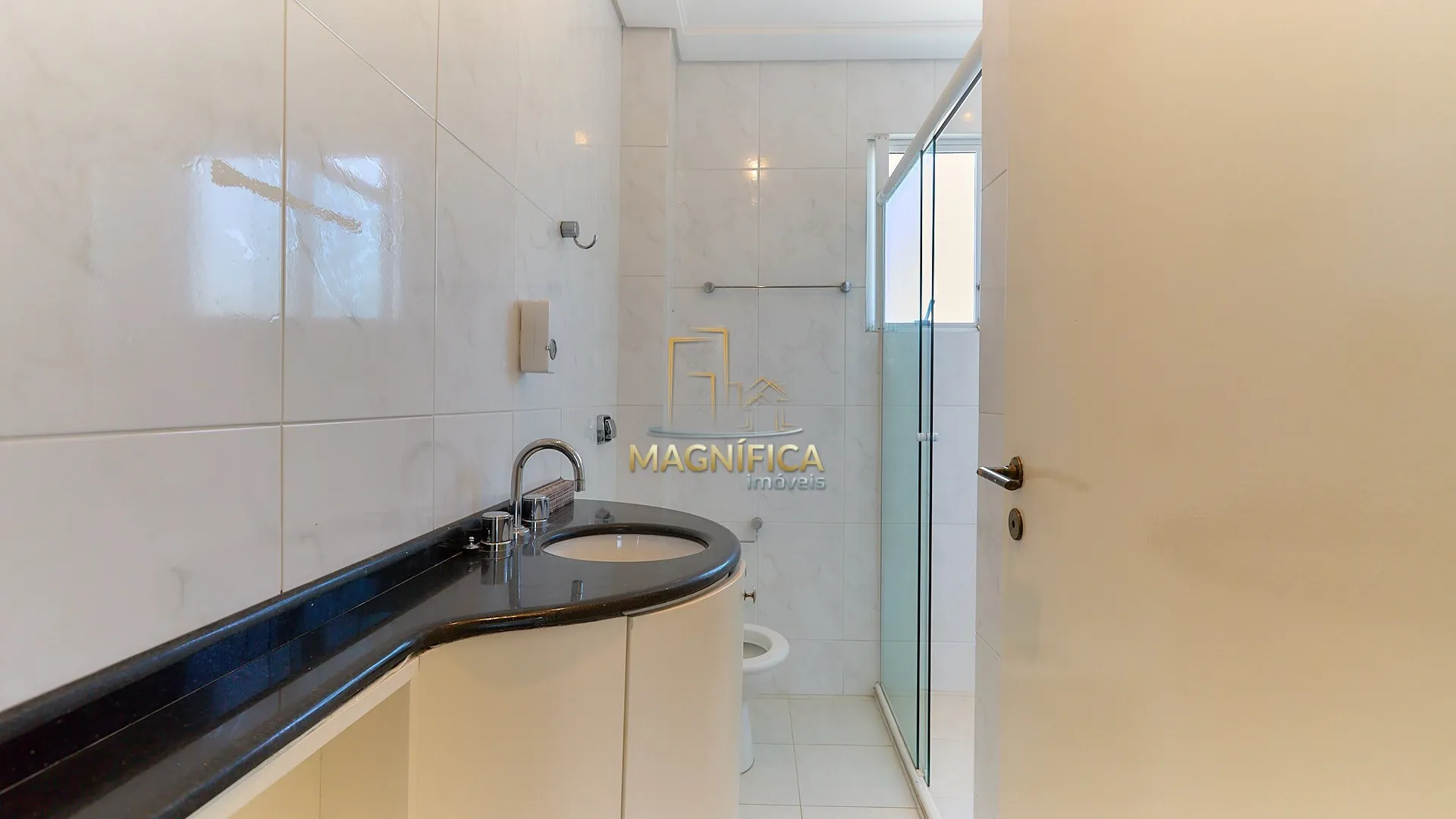 House with 4 bedrooms and 3 en-suite suites, 4 parking spaces — photo 34