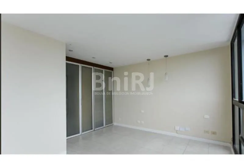 3-bedroom apartment with a glassed-in balcony — photo 16