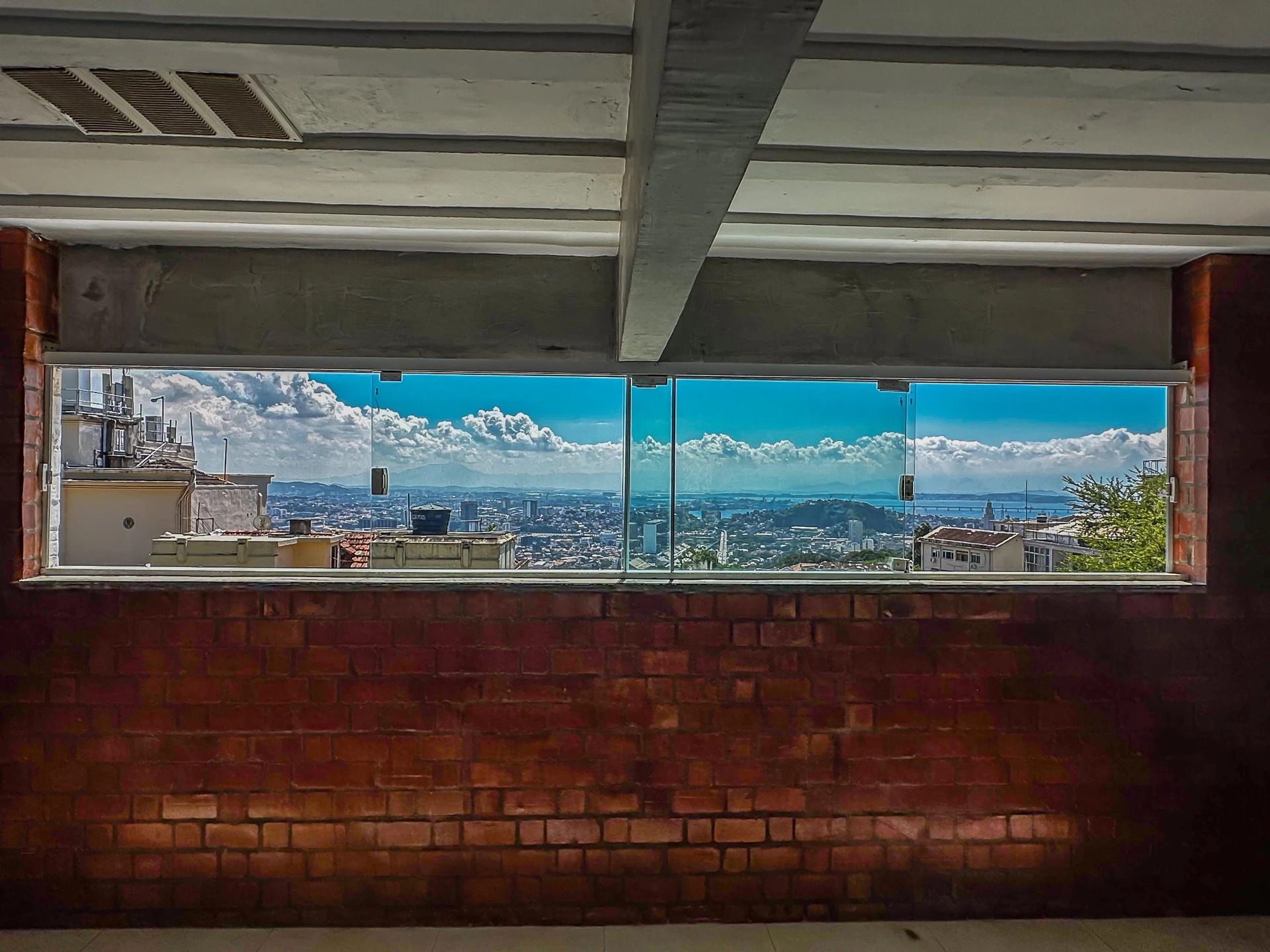 Floor-to-ceiling windows in a 4-bedroom house, 400 m² — photo 3
