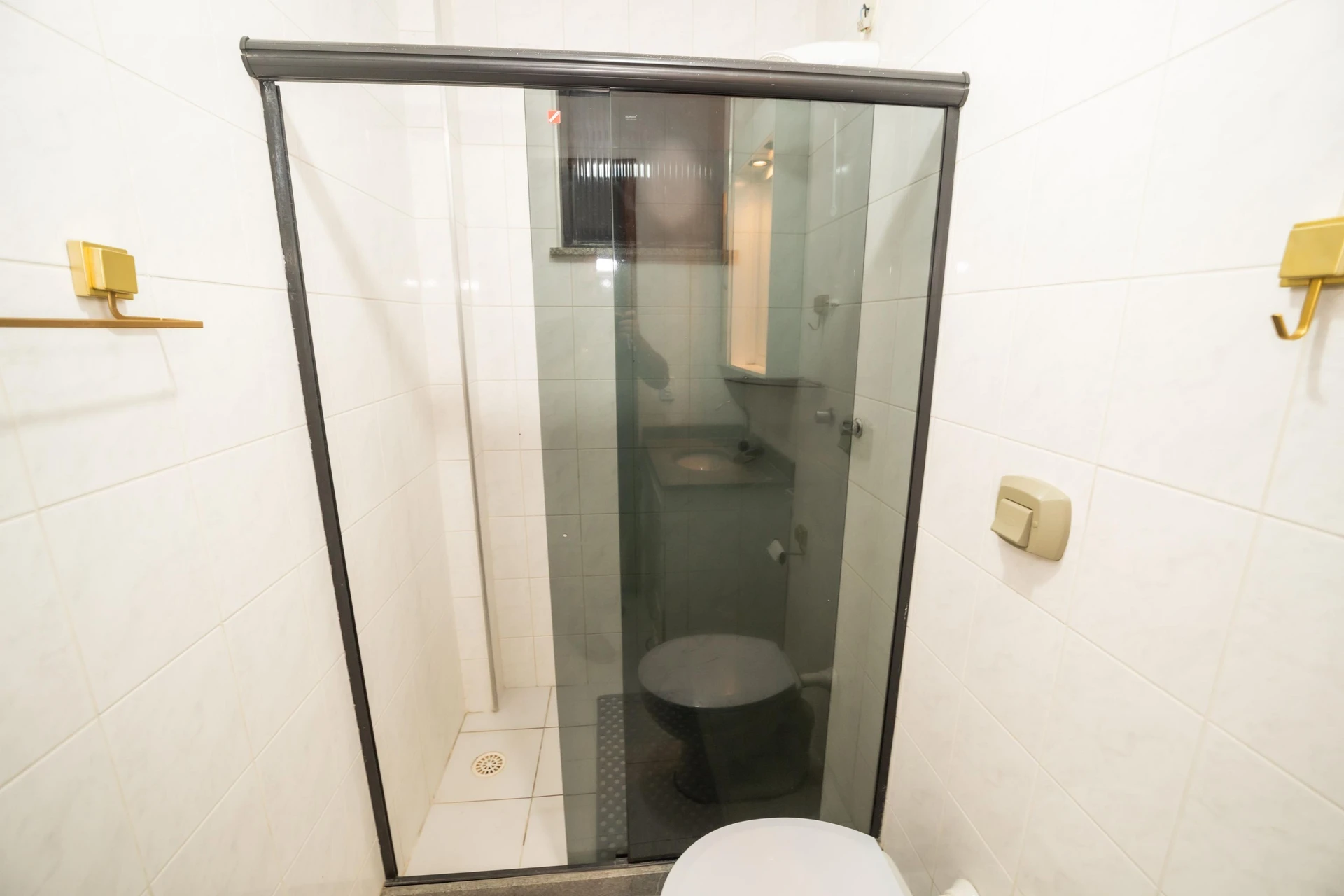 Glass-enclosed balcony in a 4-bedroom apartment, 110 m² — photo 59
