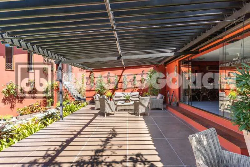 Balcony with a grill in a 5-bedroom house, 392 m² — photo 7