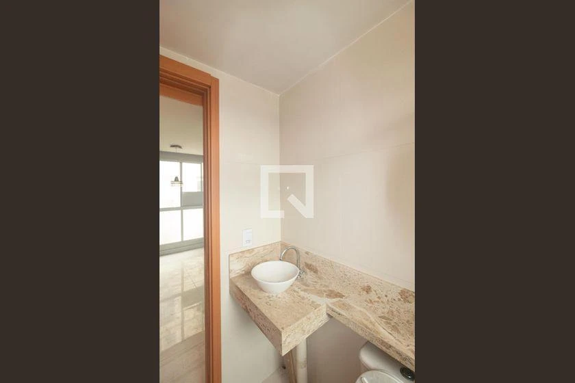 Apartamento de 2 quartos em condomínio com piscina