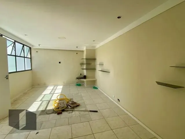 Unfurnished apartment with a glass-enclosed balcony — photo 19
