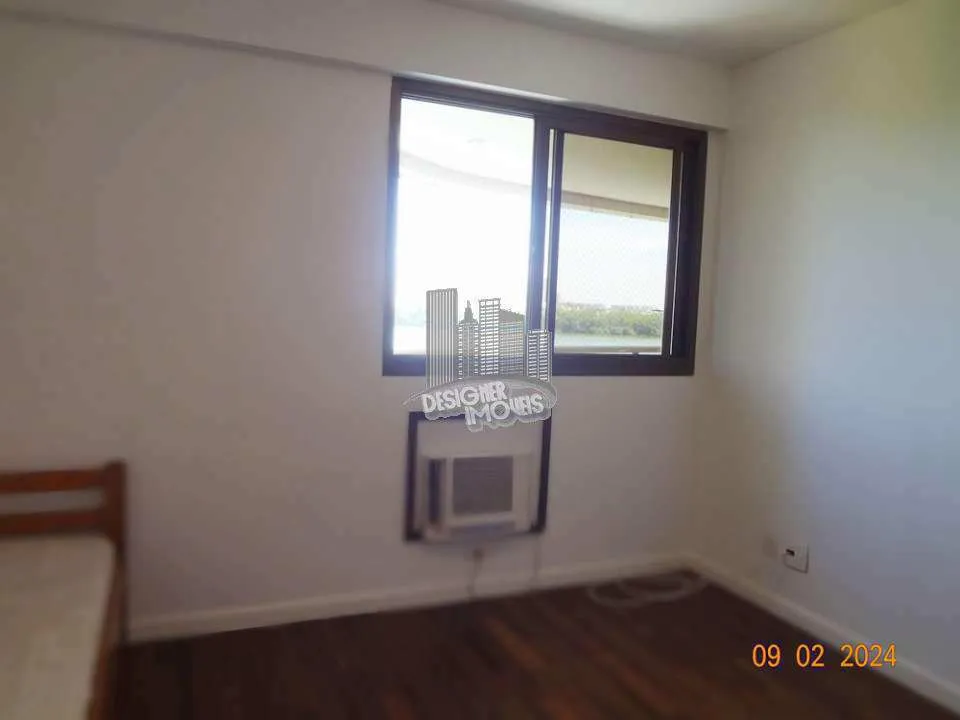 Balcony with a grill in a 3-bedroom apartment, 129 m² — photo 22