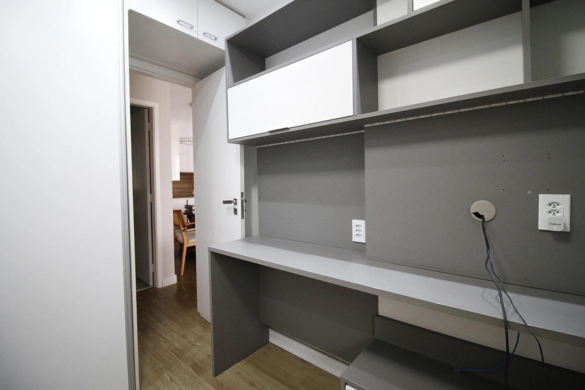 Walk-in closet in a 2-bedroom apartment, 90 m² — photo 25