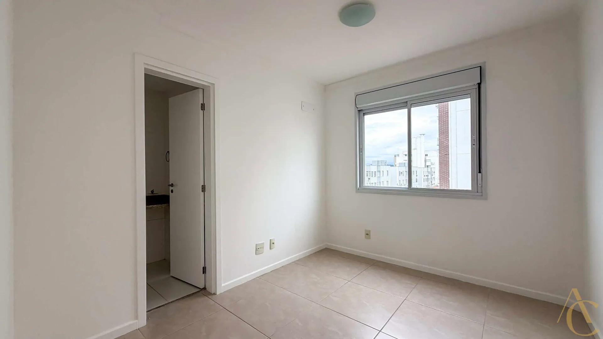 Balcony with a grill in a 3-bedroom apartment, 97 m² — photo 3