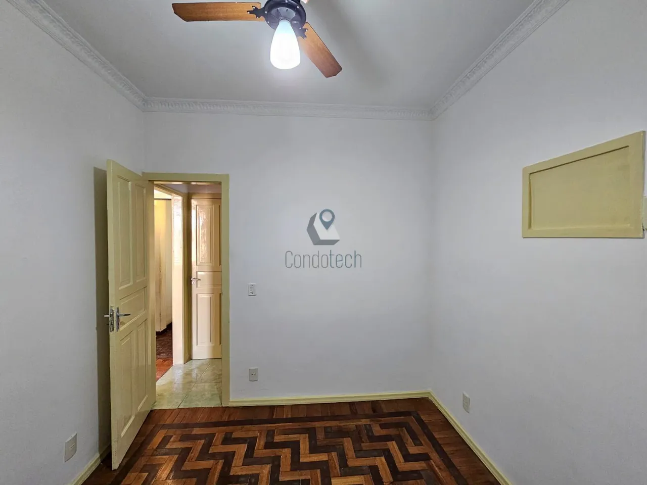 Apartamento de 2 quartos com piso de madeira ou laminado — photo 11