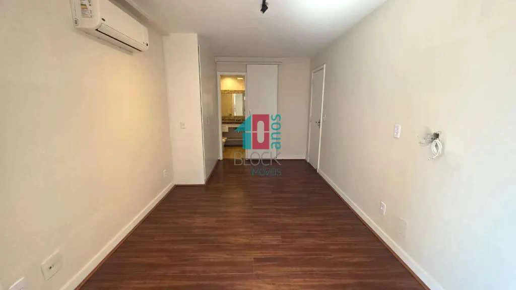 4-bedroom apartment with a glassed-in balcony — photo 24