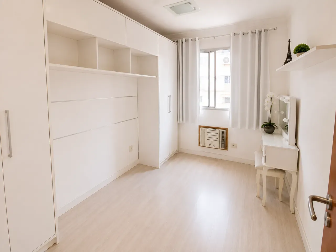 Квартира з 2 спальнями та кухнею відкритого плану — photo 13