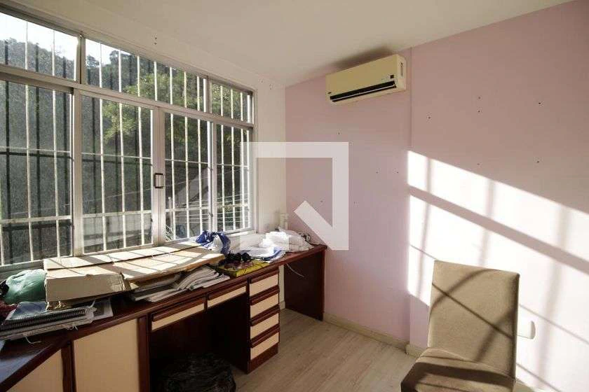 Casa de 381 m² com 7 quartos, 4 banheiros e jardim — photo 25