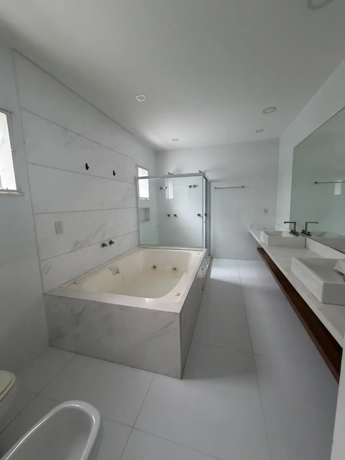 700 m² house with a garden and a bathtub — photo 22