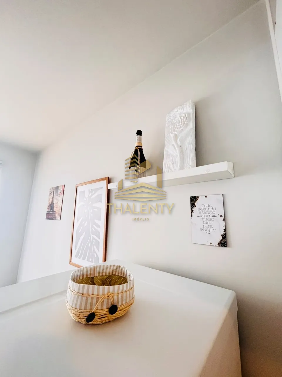 Furnished 1-bedroom apartment with open-plan kitchen — photo 18