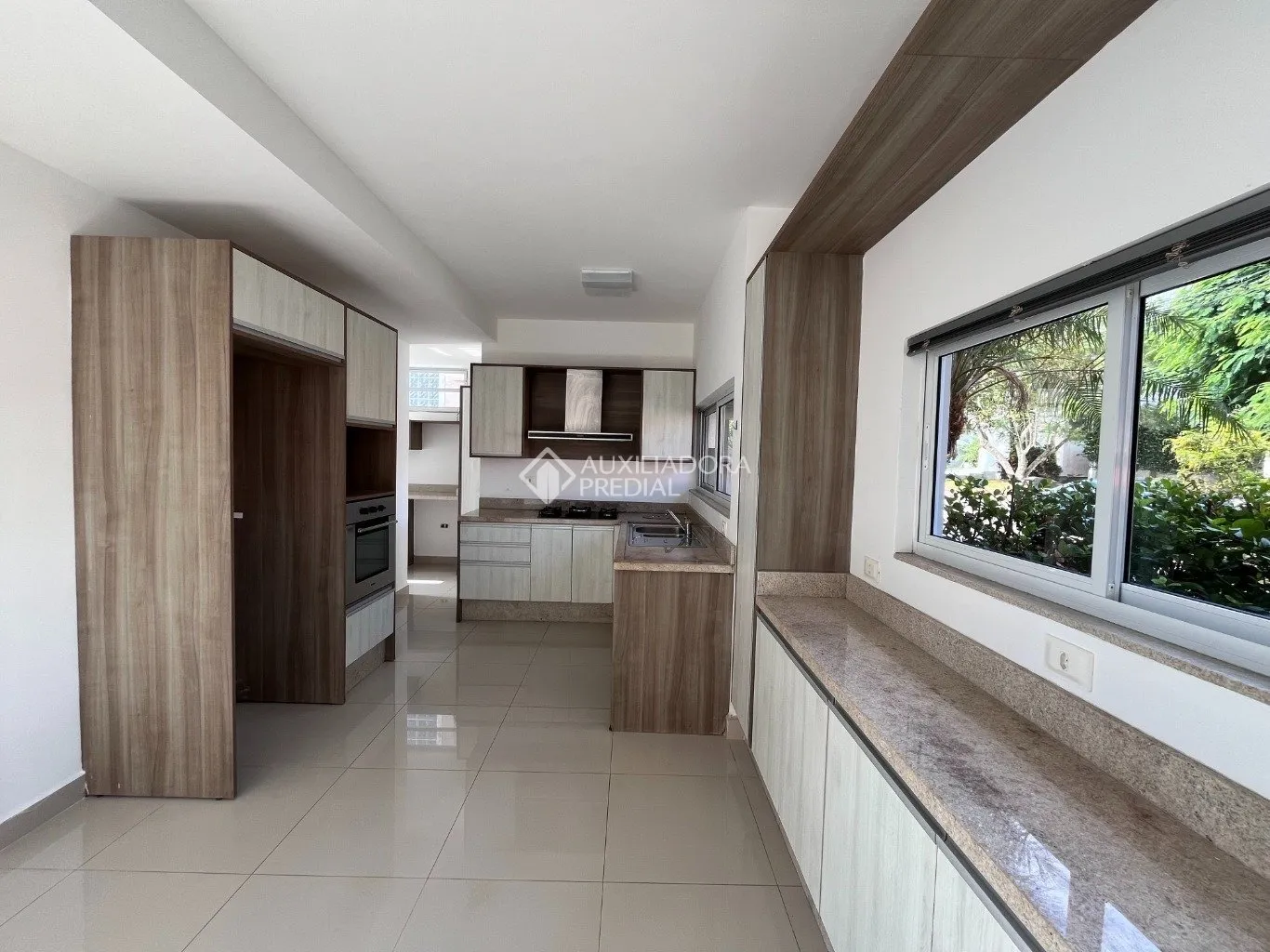 Floor-to-ceiling windows in a 3-bedroom house, 220 m² — photo 2