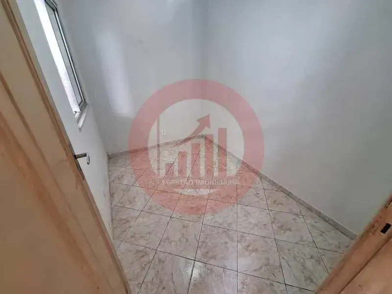 2-bedroom, 1-bath rental with no parking space — photo 6