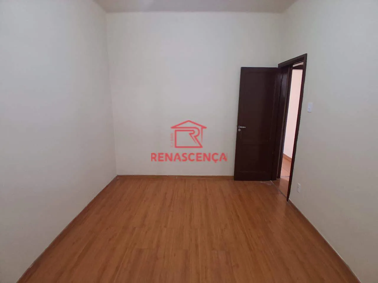 House, 200 m², with wood or laminate floors — photo 15