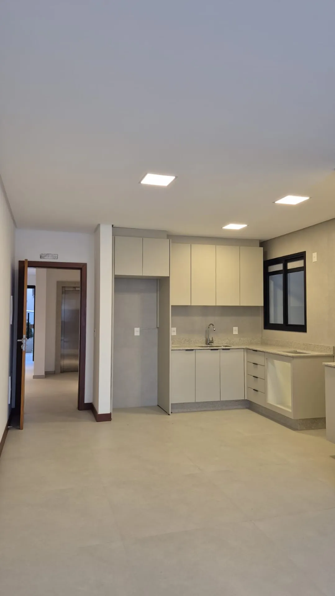 Apartamento sem mobília de 1 quarto com box de vidro