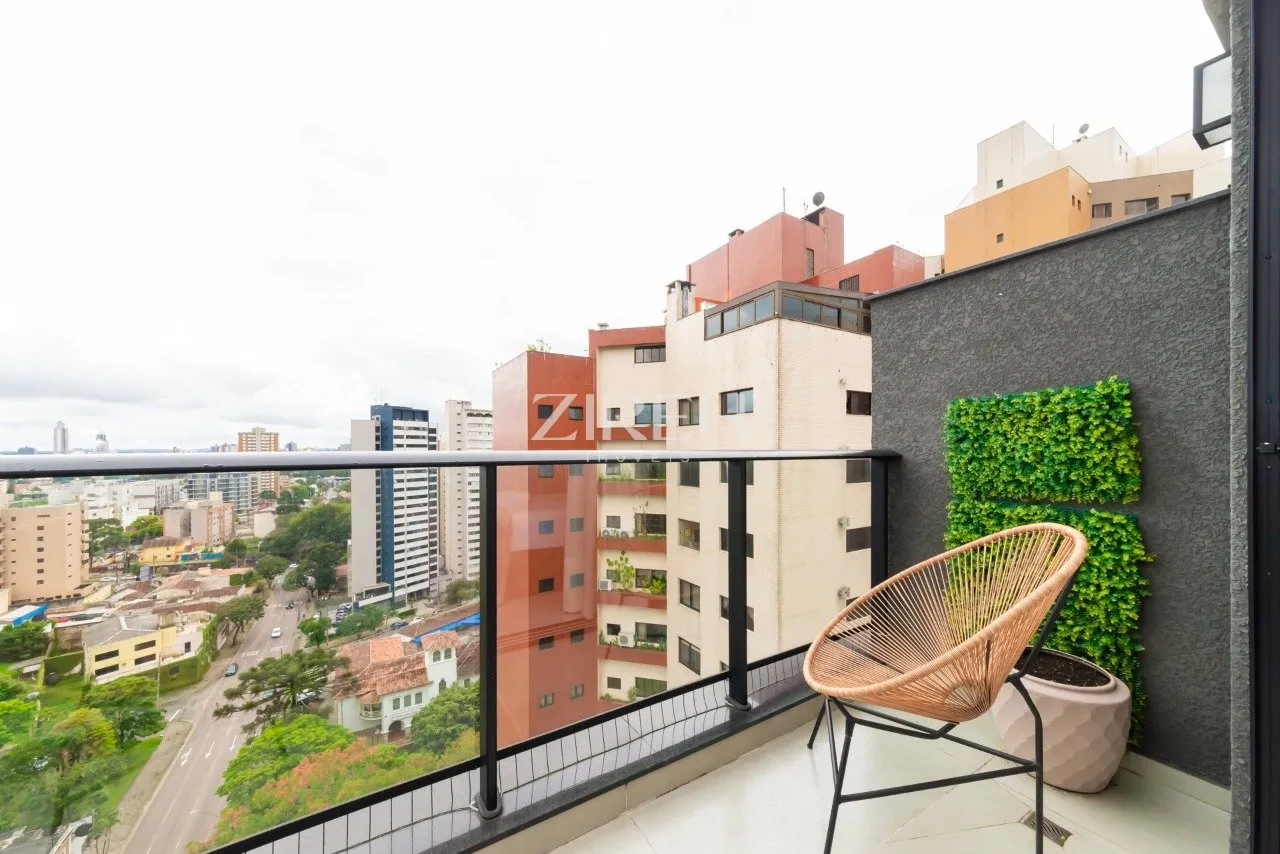 Studio no 18º andar com janelas do piso ao teto