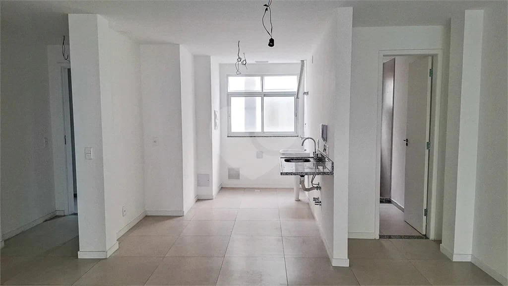 Glass-enclosed balcony in a one-bedroom apartment, 68 m² — photo 21