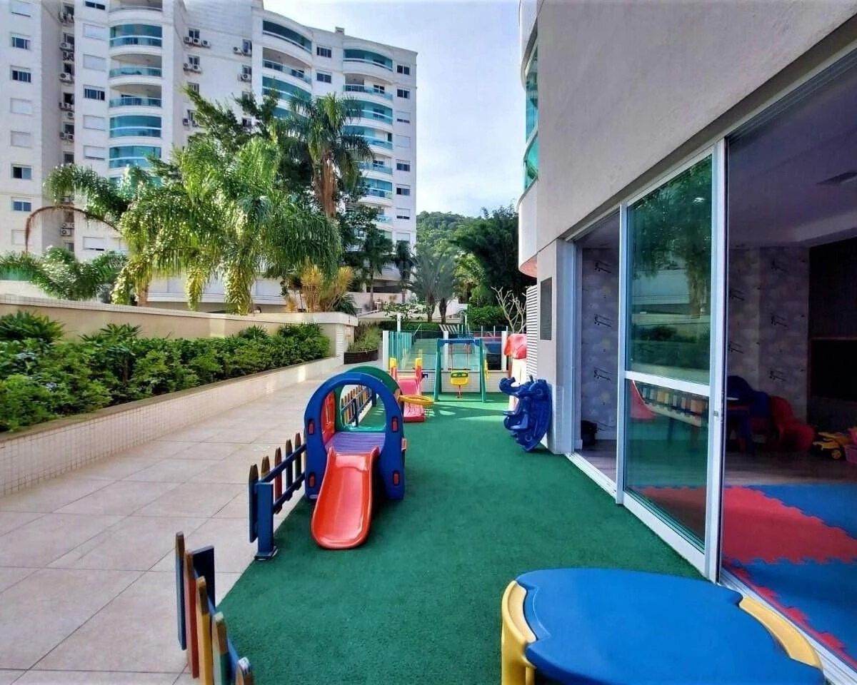 Glass-enclosed balcony in a 4-bedroom apartment, 127 m² — photo 35
