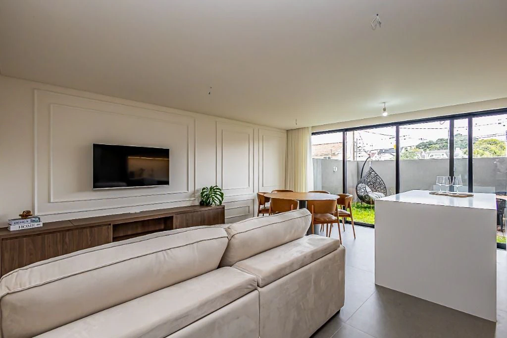 Floor-to-ceiling windows in a 3-bedroom house, 137 m²