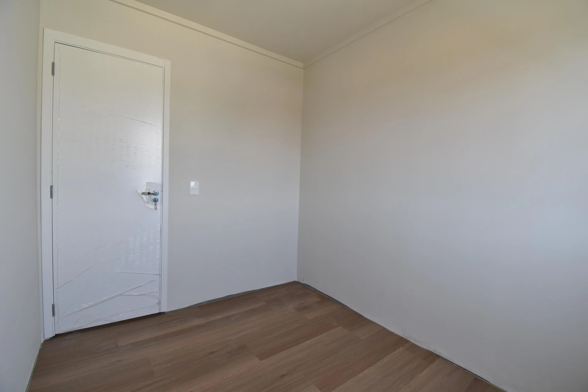 Glass-enclosed balcony in a 2-bedroom apartment, 53 m² — photo 30