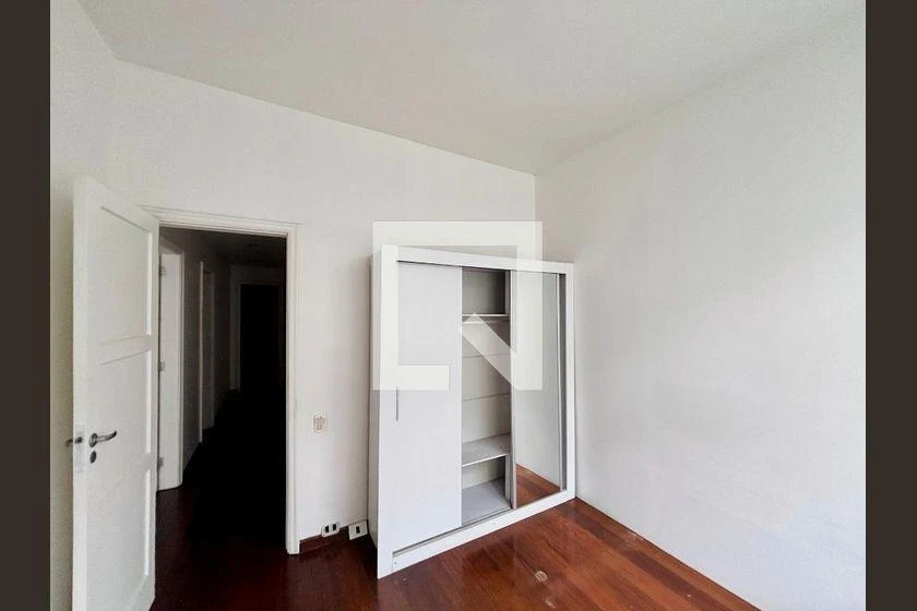 3-bedroom apartment with wood or laminate floors — photo 9