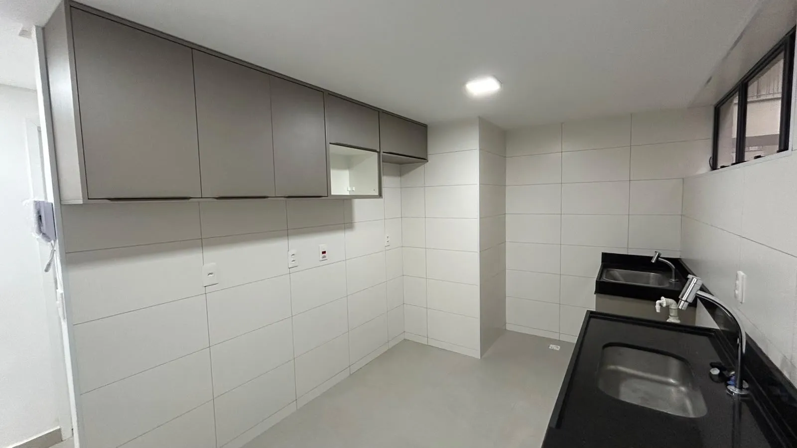3-bedroom apartment with a grill on the balcony — photo 16