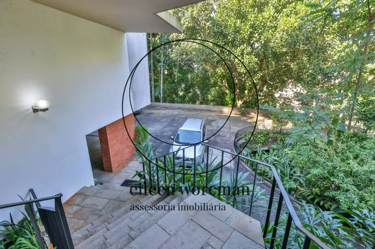 House with 5 bedrooms, 5 bathrooms and floor-to-ceiling windows — photo 11