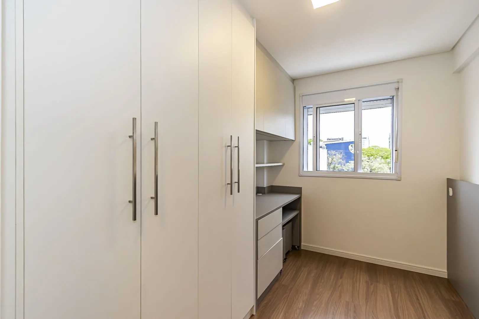 Balcony with a grill in a 2-bedroom apartment, 59 m² — photo 19