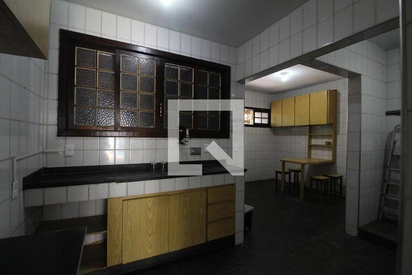 265 m² house with a home office and a bathtub — photo 17