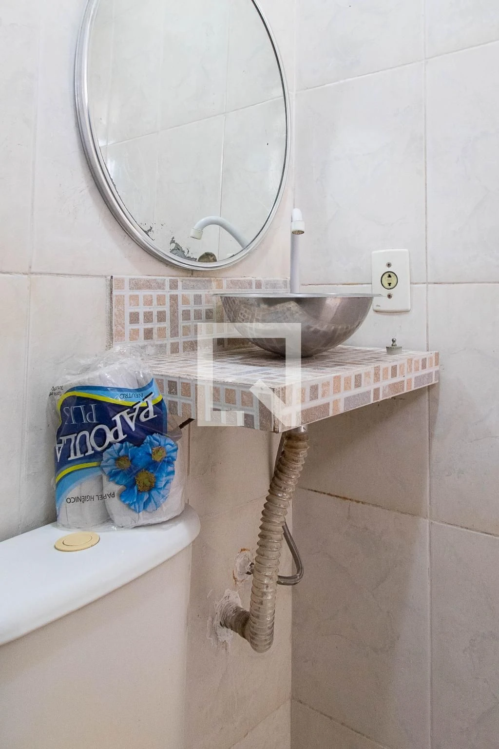Unfurnished 1-bedroom apartment with a glass shower — photo 11