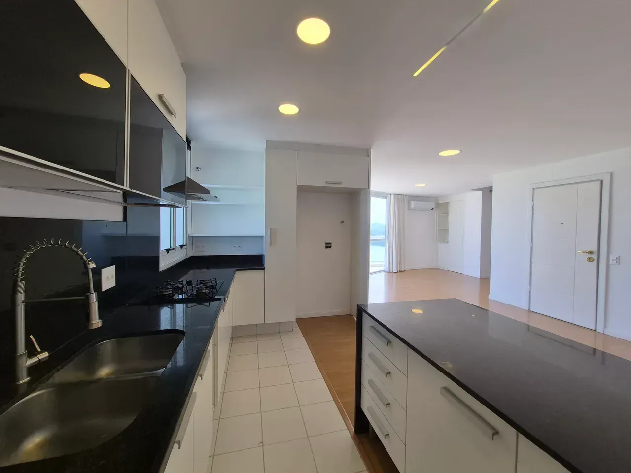 Duplex with 225 m², 3 bedrooms, and open-plan kitchen — photo 12