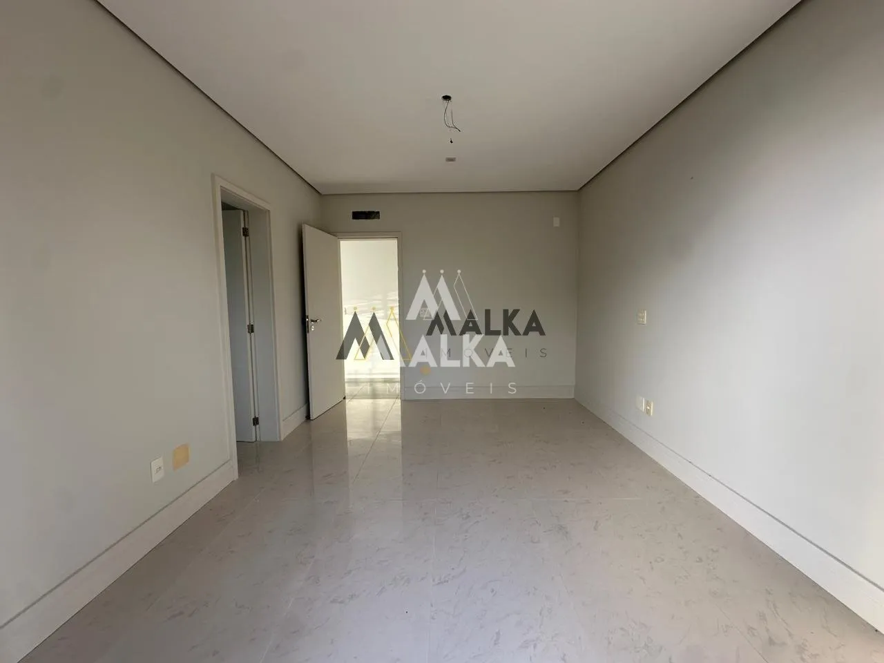 461 m² house with 3 en-suite bedrooms and private garden — photo 17