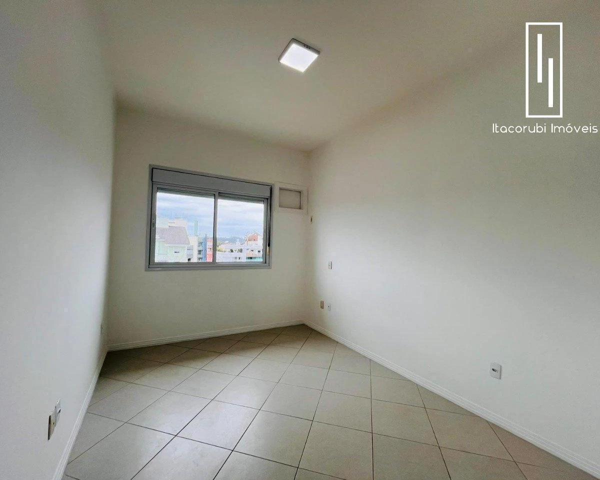 Balcony with a grill in a 2-bedroom apartment, 128 m² — photo 9